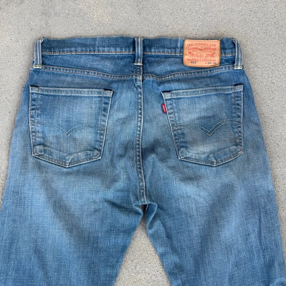 Levi's 513 Slim Straight Jeans Mens 33x32 Medium Wash Distressed Blue Denim